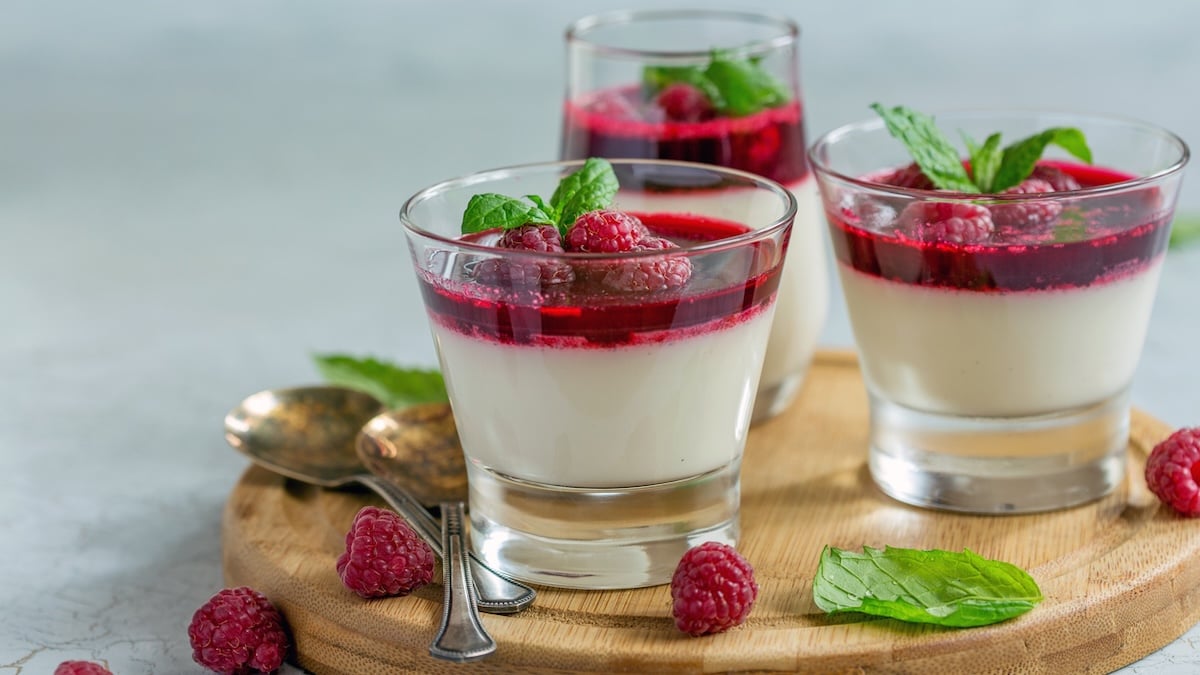 Panna cotta à la vanille, noix de coco et fruits exotiques